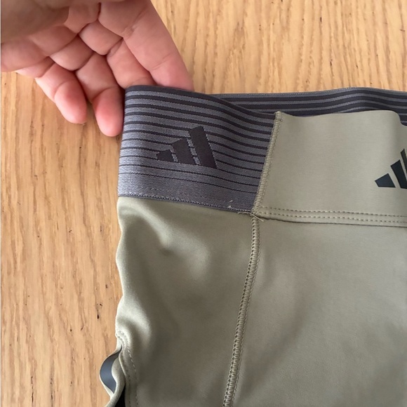 🆕Adidas Women's Olive Athletic Hyperglam Five-Inch
Short Leggings XS🆕 - Picture 6 of 12